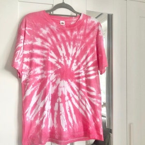 Camiseta tie dye - Bastón de caramelo navideño festivo - 100% algodón - Hecho a mano en el Reino Unido - Tallas para adultos y niños disponibles - Gastos de envío GRATIS