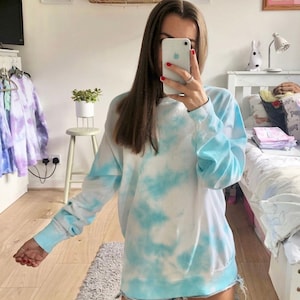 Sudadera Tie Dye - Nubes esponjosas azules - Hecho a mano en el Reino Unido - Tallas para adultos y niños disponibles - Gastos de envío GRATIS