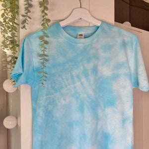 Camiseta tie-dye - Nubes azules esponjosas - 100 % algodón - Hecha a mano en el Reino Unido - Tallas disponibles para adultos y niños - Envío GRATUITO
