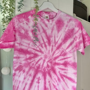 Camiseta tie dye - Ondulación rosa frambuesa - 100 % algodón - Hecha a mano en el Reino Unido - Tallas disponibles para adultos y niños - Envío GRATUITO