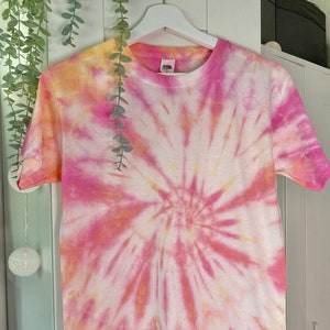 Camiseta tie dye - Ruibarbo y Natillas, Amarillo y Rosa - 100% Algodón - Hecho a mano en el Reino Unido - Tallas para adultos y niños disponibles - Gastos de envío GRATIS