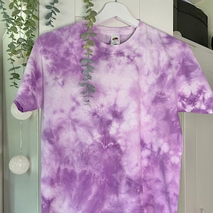 Camiseta tie dye - Sueños de lavanda púrpura - 100 % algodón - Hecha a mano en el Reino Unido - Tallas disponibles para adultos y niños - Envío GRATUITO