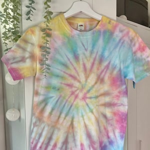 Camiseta tie dye - Sunburst, rosa, azul y amarillo - 100 % algodón - Hecha a mano en el Reino Unido - Tallas para adultos y niños disponibles - Envío GRATIS