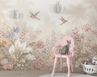 以下が含まれることがあります： パステルカラーのフローラル壁紙の壁画。花、鳥、ヤシの木が描かれています。手のようなアームレストが付いたピンクの椅子に灰色の猫が座っています。「TOYS」という文字が入ったバスケットが床にあります。