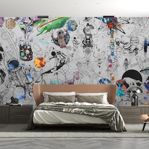 Peut inclure: Chambre avec une grande fresque murale sur le thème de l'espace. La fresque comprend des astronautes, des planètes, des fusées et des extraterrestres en noir et blanc avec des touches colorées. La pièce comprend un lit, des tables de chevet et une chaise.