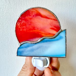 Luce notturna Sole rosso sulle onde (C), vetrata