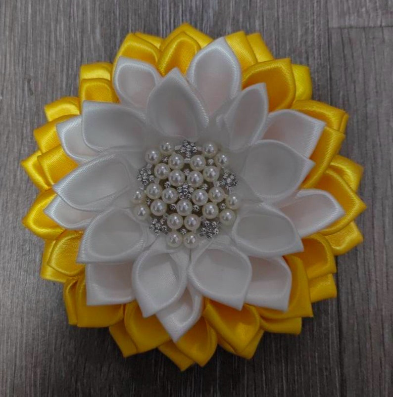 OES Flower Brooch with Magnetic backing Yellow/White Flower