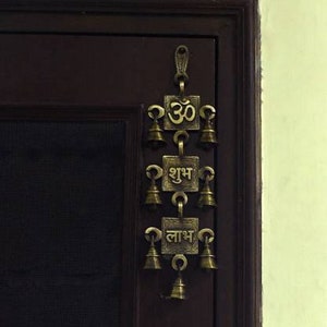Om Shubh Labh campanelli da parete in ottone da appendere alla parete, pezzo decorativo - 31 cm (ottone, marrone), campanello Vastu per porta di casa