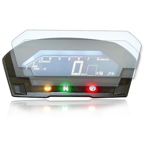 Può includere: Un proteggi schermo trasparente per il cruscotto di una moto. Il proteggi schermo è progettato per adattarsi al cruscotto di una moto. Il proteggi schermo è realizzato in un materiale resistente che proteggerà il cruscotto da graffi e danni.