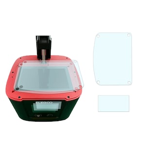 Könnte beinhalten: Ein roter 3D-Drucker mit schwarzem Sockel und einer durchsichtigen Glasbauplatte. Der Drucker hat einen kleinen LCD-Bildschirm mit dem Wort "ELEGOO" darauf. Das Bild zeigt auch zwei transparente Plastikfolien, eine rechteckige und eine gebogene, die zum Schutz der Bauplatte verwendet werden können.
