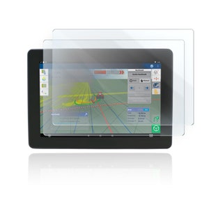 Può includere: Un tablet nero con uno schermo che mostra una mappa con un'icona di trattore rosso. Lo schermo mostra anche il testo "Enable NextSwath" e i pulsanti "Auto" e "Manuale". Il tablet è protetto da due pellicole protettive per schermo trasparenti.