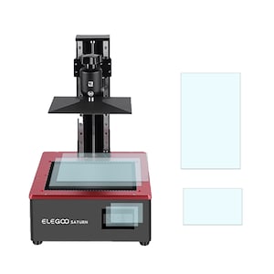 Puede incluir: Una impresora 3D roja y negra con una cubeta de resina transparente y una pantalla LCD negra. La impresora está etiquetada como "ELEGOO SATURN".