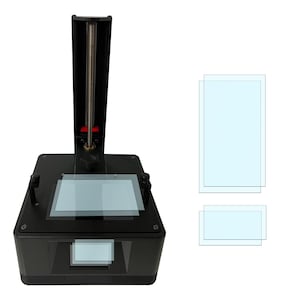 Könnte beinhalten: Ein schwarzer 3D-Drucker mit einer transparenten Glasbauplatte. Der Drucker hat einen vertikalen Metallrahmen mit einem roten Knopf. Zwei zusätzliche transparente Glasbauplatten sind rechts neben dem Drucker abgebildet.