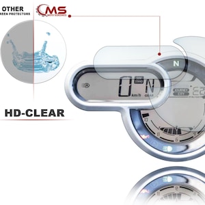 Könnte beinhalten: Ein transparenter Displayschutz für ein Motorrad-Instrumentenpanel. Der Displayschutz ist so konzipiert, dass er das Instrumentenpanel vor Kratzern und anderen Beschädigungen schützt. Der Displayschutz ist aus hochwertigem Material gefertigt und einfach zu installieren.