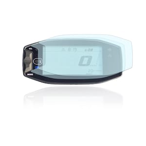 Puede incluir: Un protector de pantalla transparente para un panel de instrumentos de motocicleta. El protector está diseñado para ajustarse a la pantalla y protegerla de arañazos y daños. El protector está hecho de un material duradero y es fácil de instalar.