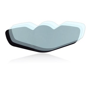 Puede incluir: Tres protectores de pantalla de plástico transparente apilados uno encima del otro. Los protectores son curvos y tienen un ligero tono azul.