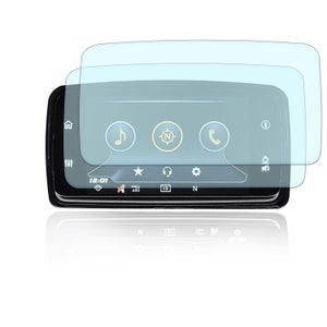 Puede incluir: Dos protectores de pantalla transparentes para un sistema de navegación de automóvil. El protector de pantalla está diseñado para ajustarse a la pantalla del sistema de navegación, que muestra una brújula, un icono de teléfono, una nota musical y un icono de inicio. La hora se muestra como 12:01.