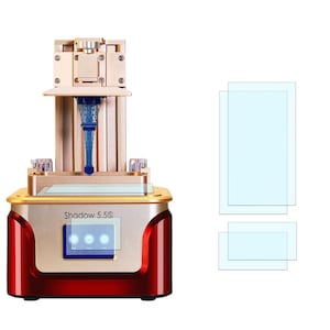 Könnte beinhalten: Ein goldener und roter 3D-Drucker mit einem blauen Plastikmodell, das gedruckt wird. Der Drucker hat ein digitales Display, auf dem "Shadow 5.55" steht.