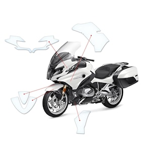 Puede incluir: Una motocicleta blanca con cubiertas protectoras de plástico transparente para el parabrisas, los paneles laterales y el guardabarros delantero.