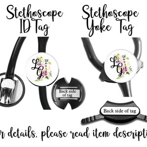 以下が含まれることがあります： 白い背景と花柄の黒い聴診器タグが2つ。タグの上に「Stethoscope ID Tag」と「Stethoscope Yoke Tag」の文字が表示されています。「Back side of tag」の文字が各タグの裏側に表示されています。