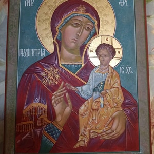 De handgeschilderde icoon van de Moeder Gods Hodigitria van Smolensk volgens de loop van de Prosopon-school
