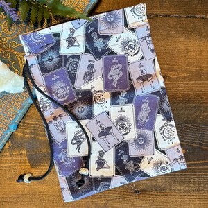 Bolsa con cordón para baraja de tarot con purpurina morada, con temática de brujería y mística.