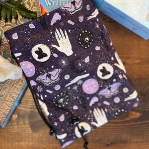 Bolsa con cordón para baraja de tarot (cartas del tarot) - Brillantina morada oscura Manos místicas, polillas, cristales, astrología