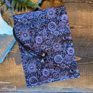 Bolsa con cordón para baraja de tarot, morada con mano mística, estrellas, bruja, mística