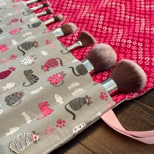 Makeup Brush Roll, Travel Make Up Brush Organizer, Travel Make Up Brush Holder, Cosmetic Brush Case Gray with Pink Cats