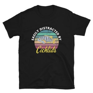 Leicht abgelenkt von Cichlids - Tropischer Aquarium FischPanzer - Fischliebhaber Unisex Basic Softstyle T-Shirt | Gildan 64000