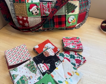 Borsa patchwork/a mezzaluna a tema natalizio con personaggi misteriosi