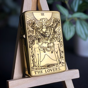 The Lovers Tarotkaart aangepaste gegraveerde aansteker || Gepersonaliseerde aanstekercadeau voor hem en haar || Messing klapaansteker vintage design || Tarotcadeau