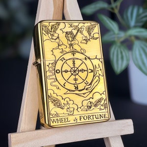 The Wheel of Fortune Tarotkaart aangepaste gegraveerde aansteker || Gepersonaliseerd aanstekercadeau voor hem en haar | Vintage messing aansteker | Tarotcadeau