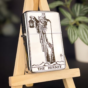 Briquet gravé personnalisé The Hermit Tarot Card || Briquet personnalisé cadeau pour elle et lui || Briquet à rabat en laiton design vintage || Cadeau Tarot