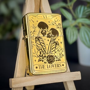 Skull Lovers Tarotkaart aangepaste gegraveerde aansteker || Gepersonaliseerde aanstekercadeau voor hem en haar || Messing vintage aansteker skeletaansteker