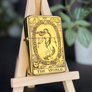 The World Tarotkaart op maat gegraveerde aansteker || Gepersonaliseerde aanstekercadeau voor hem en haar || Messing klapaansteker vintage design || Tarotcadeau