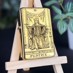 Justice Tarotkaart aangepaste gegraveerde aansteker || Gepersonaliseerde aanstekercadeau voor hem en haar || Messing klapaansteker vintage design || Tarotcadeau