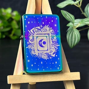 Buch der Schatten Feuerzeug mit Gravur || Personalisiertes Feuerzeug Geschenk für Sie || Messing Flip Feuerzeug Vintage Design || Hexerei Geschenk Mystisch