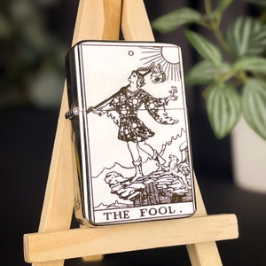 Isqueiro personalizado com carta de tarô The Fool || Isqueiro personalizado para presente para ele e para ela || Isqueiro de latão com design vintage || Presente de tarô