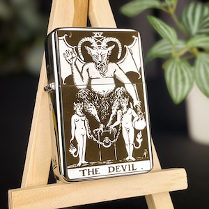 Accendino personalizzato con incisione della carta dei tarocchi del diavolo // Accendino personalizzato da regalo per lui e per lei // Accendino a ribalta in ottone dal design vintage // Regalo dei tarocchi