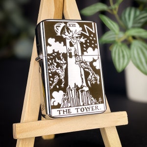 The Tower Tarotkaart aangepaste gegraveerde aansteker || Gepersonaliseerde aanstekercadeau voor hem en haar || Messing klapaansteker vintage design || Tarotcadeau