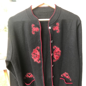 赤い刺繍とビーズが付いたヴィンテージの黒いカーディガン