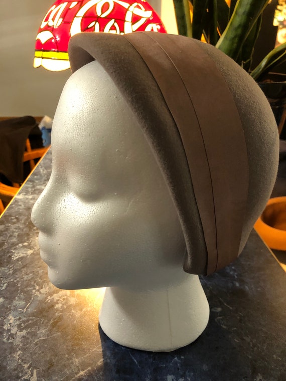 Vintage 1960’s Taupe Wool Felt Cloche Hat With Bo… - image 4