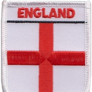 Könnte beinhalten: Weißer gestickter Aufnäher mit einem roten Kreuz und dem Wort "ENGLAND" in schwarzen Buchstaben.