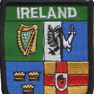 Puede incluir: Un parche bordado en verde, blanco y azul con la palabra "IRELAND" en letras blancas. El parche presenta un arpa, un pájaro y tres coronas.