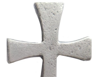 Puede incluir: Una cruz de metal de color plateado con una superficie texturizada. La cruz tiene un diseño simple y tradicional.