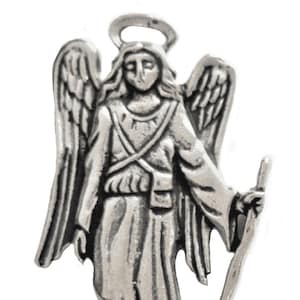 Op de afbeelding: Een zilveren engelbeeldje met vleugels, een halo en een staf. De engel draagt een lange robe en heeft een serene uitdrukking.