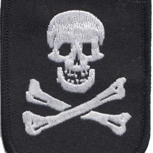 Op de afbeelding: Wit geborduurde schedel en gekruiste botten op een zwarte patch.