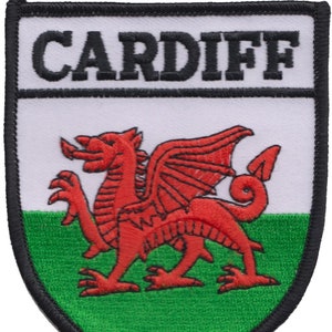 Può includere: Toppa ricamata con la parola "CARDIFF" in lettere nere su sfondo bianco. La toppa presenta il drago gallese in rosso su sfondo bianco e verde.
