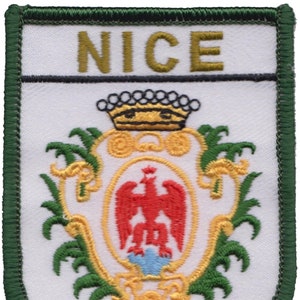 Op de afbeelding: Een groene geborduurde patch met het woord "NICE" in gouden letters en een wapenschild met een rode adelaar met daarboven een kroon.